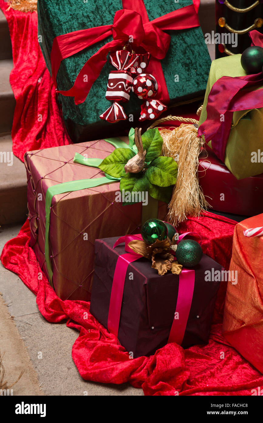Regno Unito, Inghilterra, Cheshire, Knutsford, Tatton Hall, avvolti presente le decorazioni di Natale sulla famiglia passaggi di ingresso Foto Stock