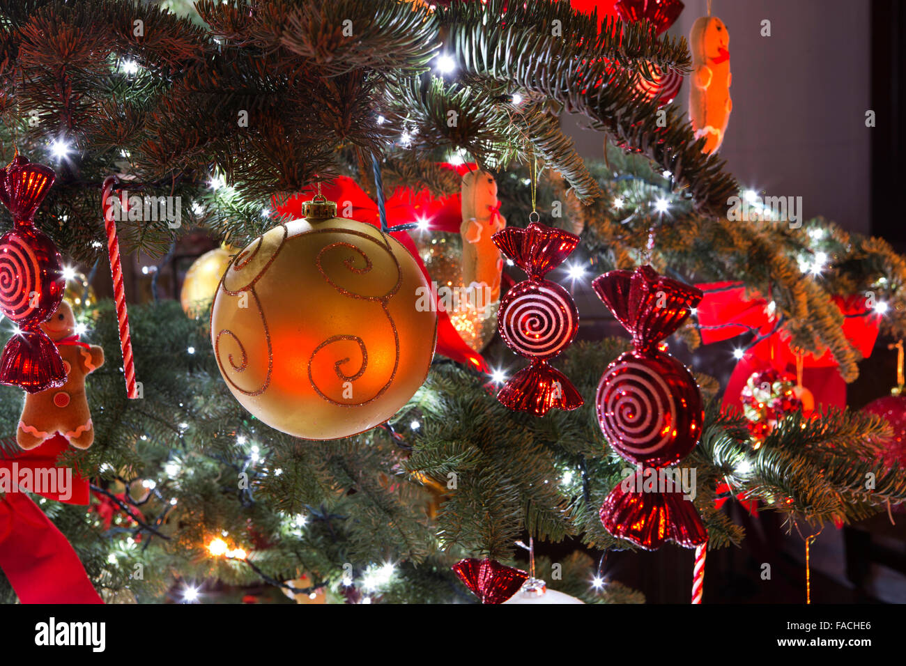 Regno Unito, Inghilterra, Cheshire, Knutsford, Tatton Hall, decorazioni su albero di Natale in sala per scale Foto Stock