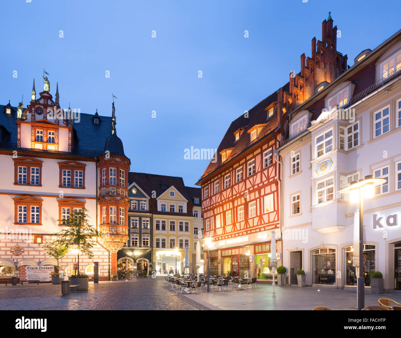 Storico degli edifici residenziali e commerciali e Stadthaus edificio sul mercato al crepuscolo, Coburg, Alta Franconia, Bavaria Foto Stock