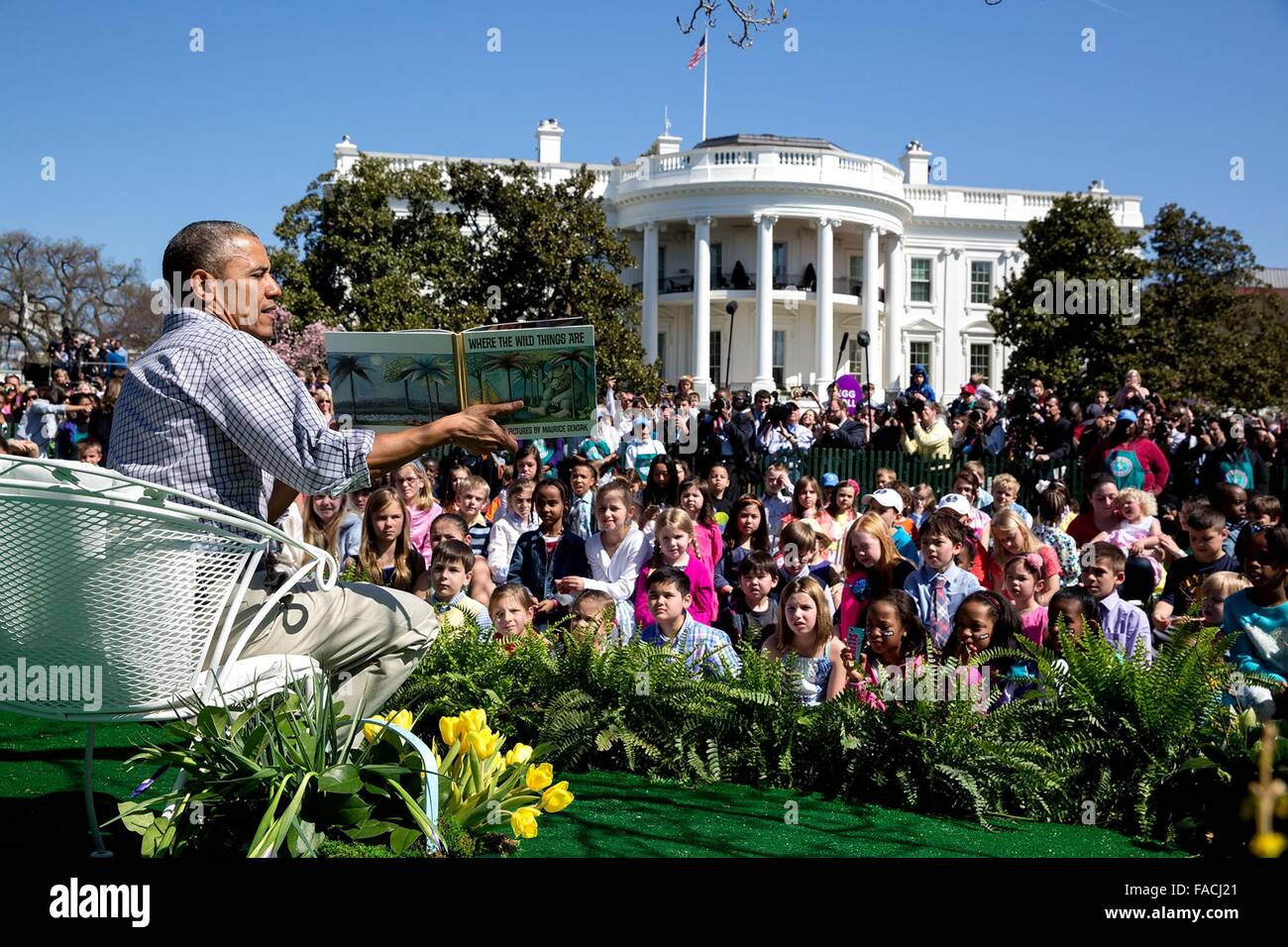 Il Presidente degli Stati Uniti Barack Obama legge 'dove le cose selvagge sono' per i bambini si sono riuniti sul prato Sud della Casa Bianca durante l annuale Easter egg roll Aprile 6, 2015 a Washington, DC. Foto Stock