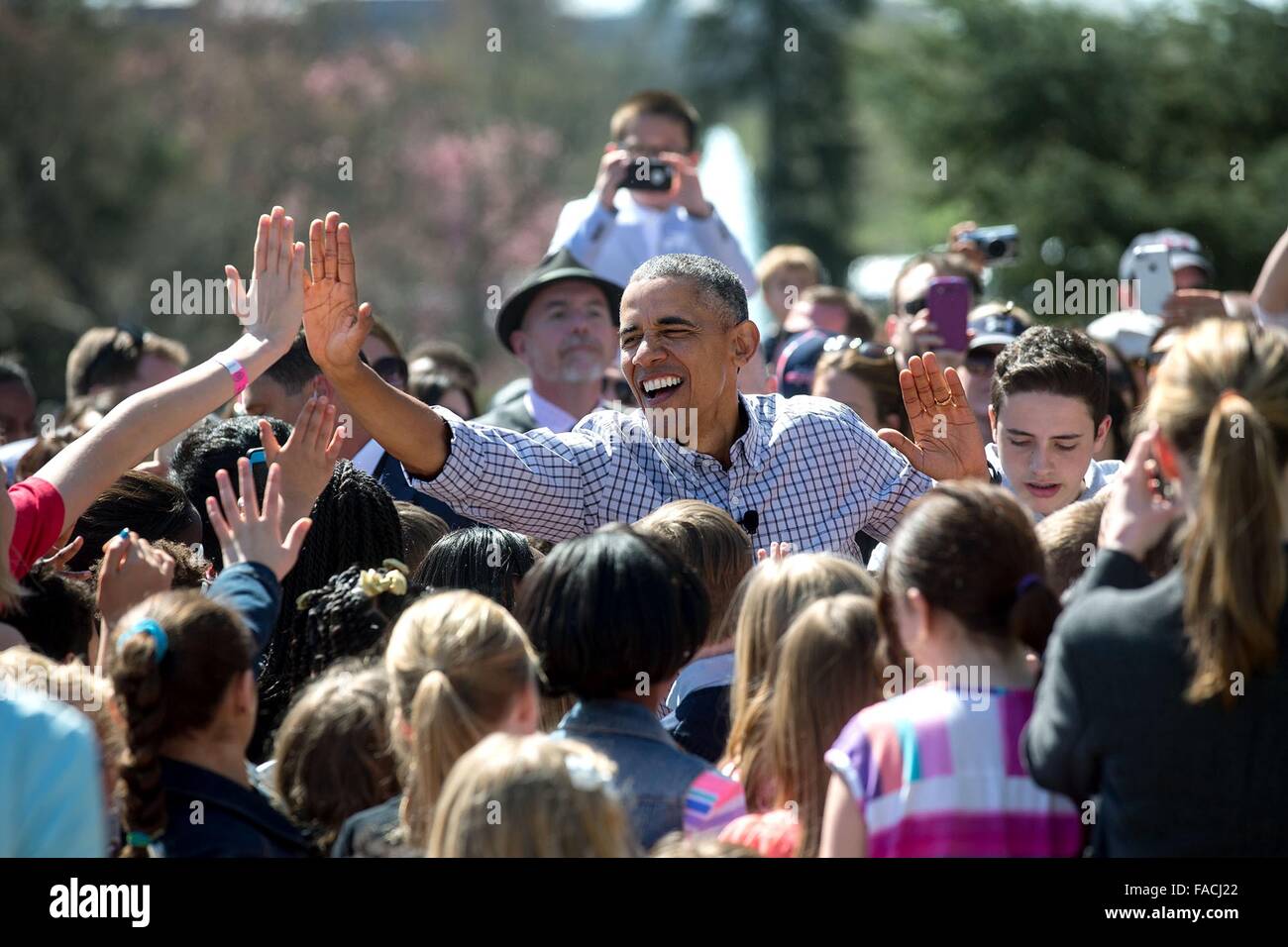 Il Presidente degli Stati Uniti Barack Obama alta cinque bambini riuniti per l annuale Easter Egg Roll sul prato Sud della Casa Bianca il 6 aprile, 2015 a Washington, DC. Foto Stock