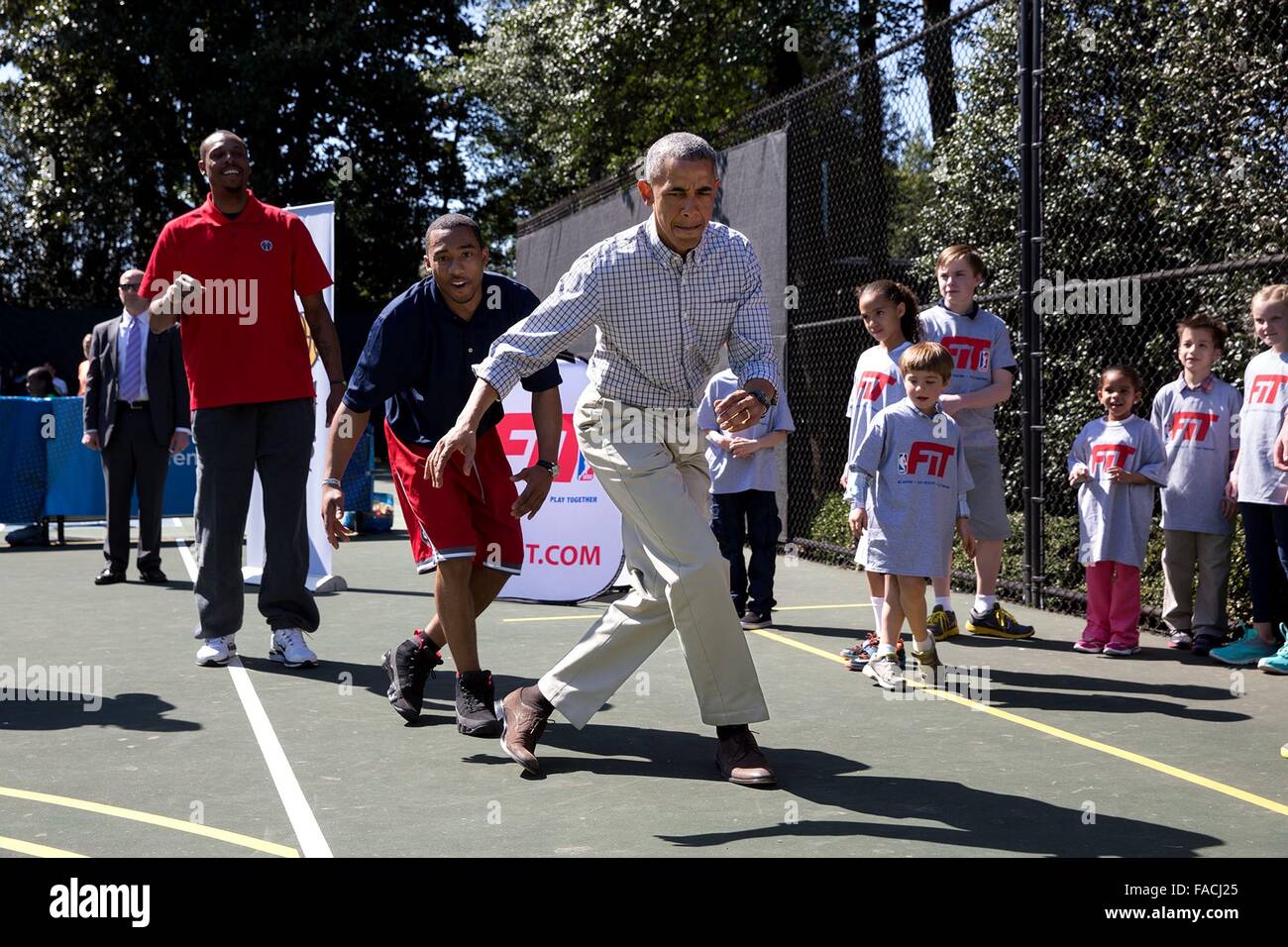 Il Presidente degli Stati Uniti Barack Obama partecipa a trapani durante una partita di basket clinic durante l annuale Easter Egg Roll sul prato Sud della Casa Bianca il 6 aprile, 2015 a Washington, DC. Foto Stock