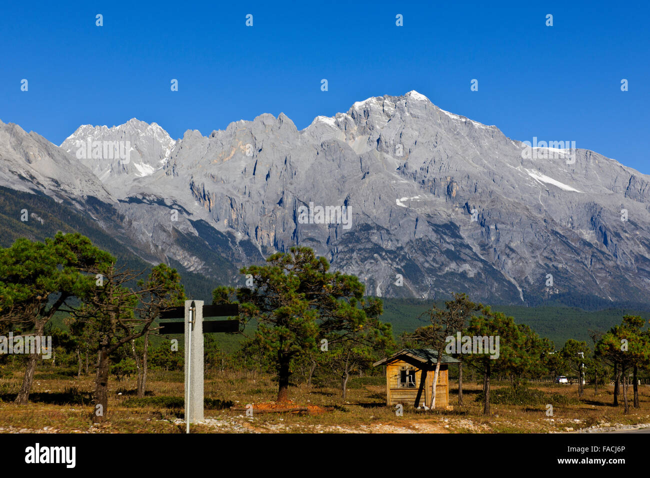 Jade Dragon Snow Mountain,popolare destinazione turistica con la Funivia,prati circondati da foreste e bandiere di preghiera,Fortuna fascino,nella provincia dello Yunnan,PRC,mento Foto Stock