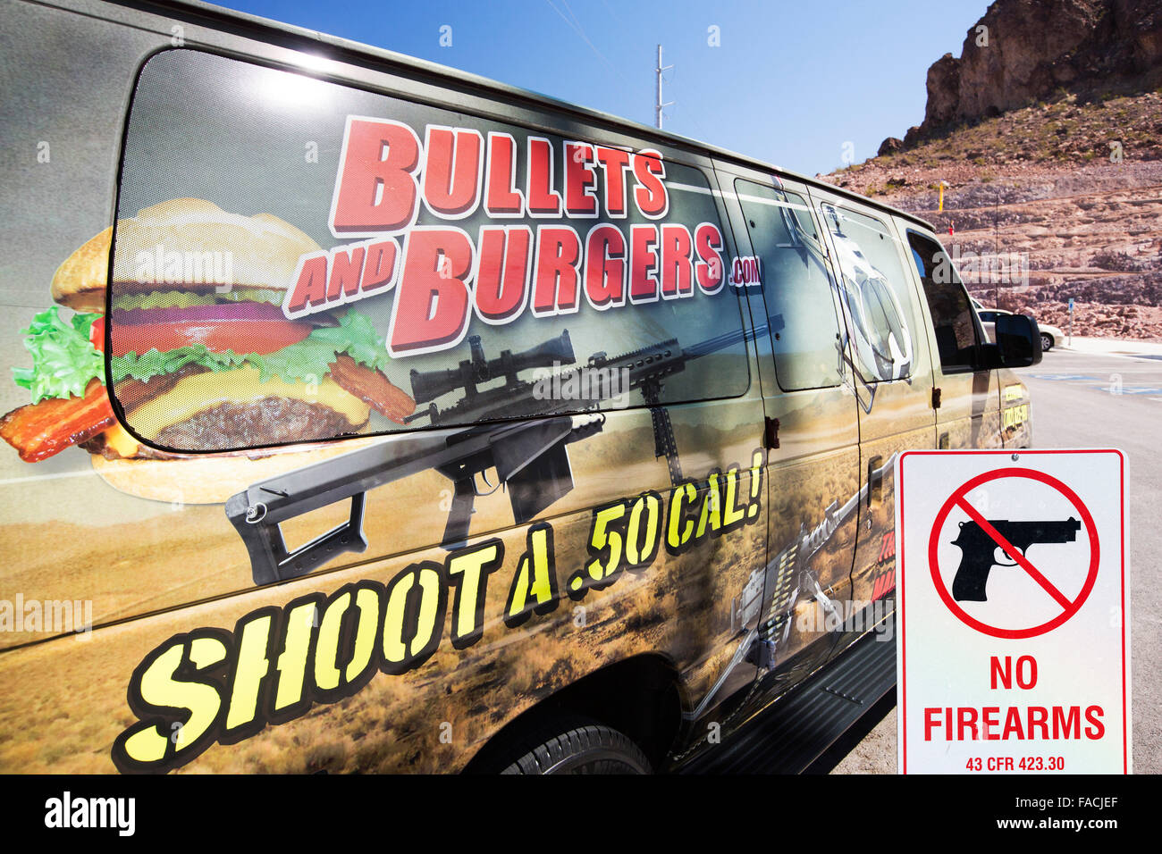Un carrello la pubblicità di proiettili e hamburger joint, dove puoi sparare una pistola della macchina con una pistola in segno di divieto. Foto Stock