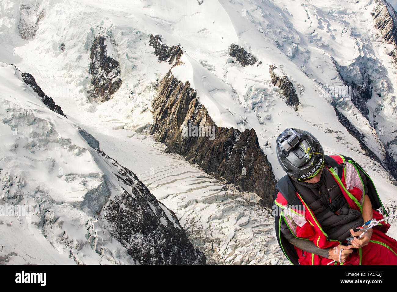 Mont Blanc e il Ghiacciaio Bossons dall'Aiguille du Midi, Francia e un ponticello di base la discesa in corda doppia. Foto Stock