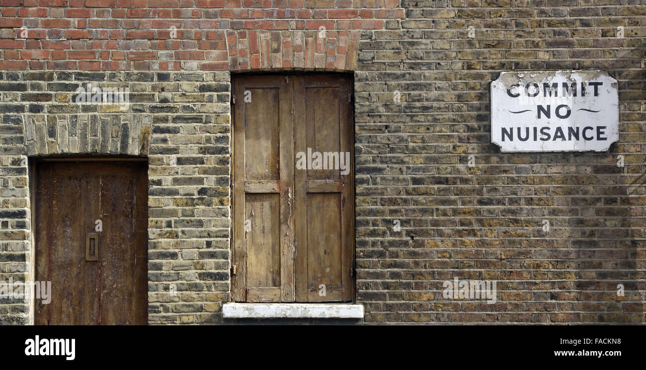 Commettere nessun disturbo segno di avvertimento sulla vecchia Londra muro di mattoni Foto Stock