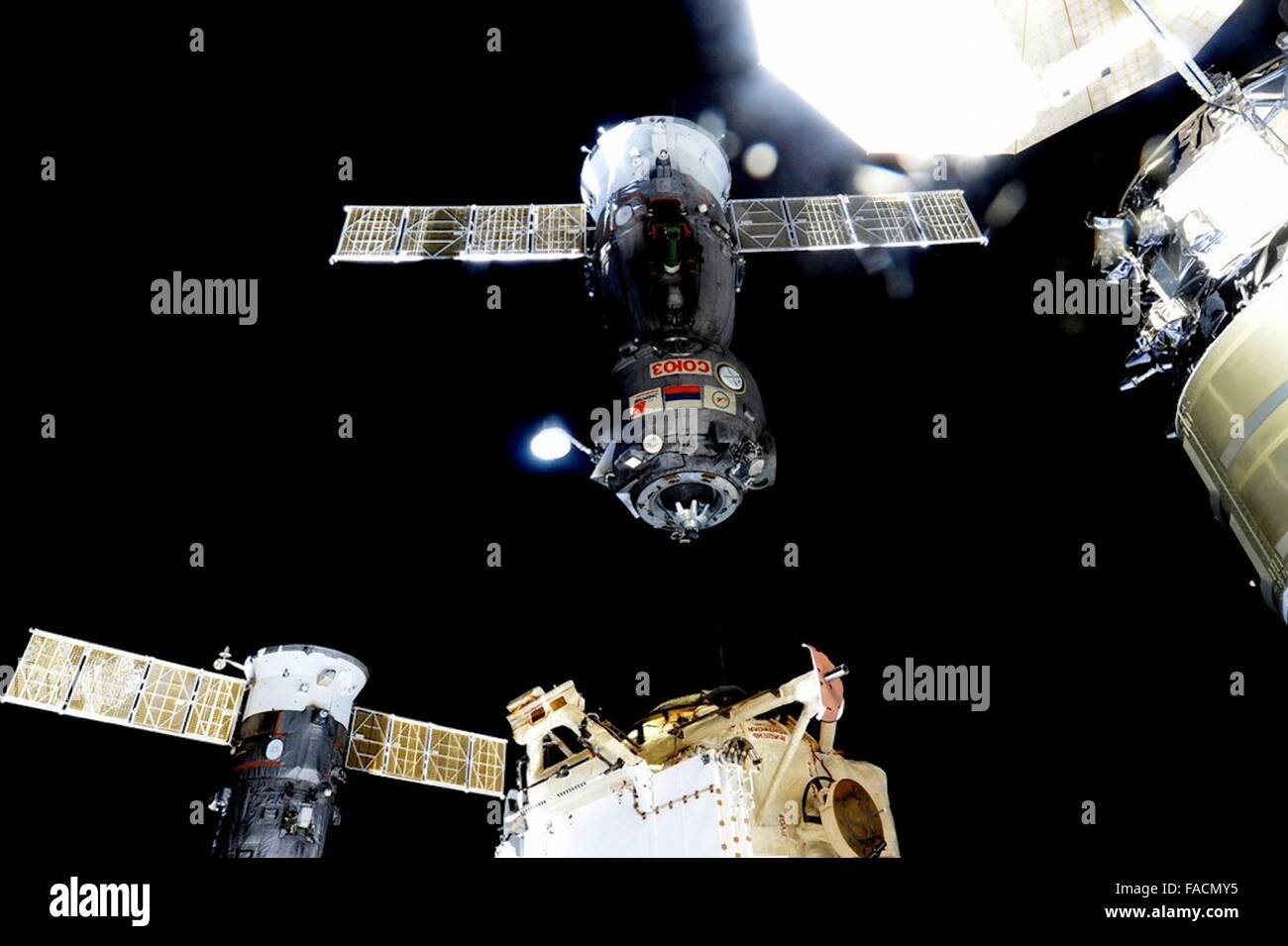 Il russo Soyuz TMA-17M veicolo spaziale disaccoppia dal dock presso la Stazione Spaziale Internazionale di tornare sulla Terra Dicembre 11, 2015 in orbita intorno alla terra. Il Soyuz sta portando a casa Expedition 45 membri di equipaggio Kjell Lindgren, Oleg Kononenko e Kimiya Yui dopo la loro 141-giorno missione il laboratorio orbitale. Foto Stock