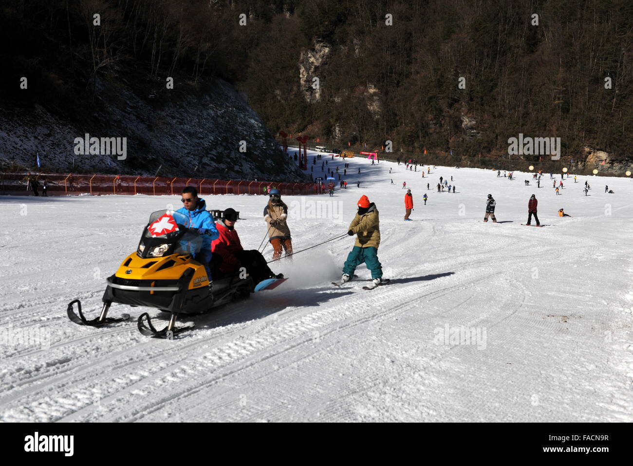 Hubei, Cina. Il 27 dicembre, 2015. La gente a prendere parte ad un festival di sci svoltasi a Shennongjia Distretto Forestale in Hubei, capitale della Cina centrale della provincia di Hubei, Dic 27, 2015. Credito: Xinhua/Alamy Live News Foto Stock