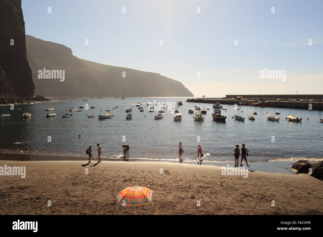 Una fotografia della porta nella Valle Gran Rey, La Gomera, isole Canarie, Spagna. La pesca e le barche da diporto a riempire la luce. Foto Stock