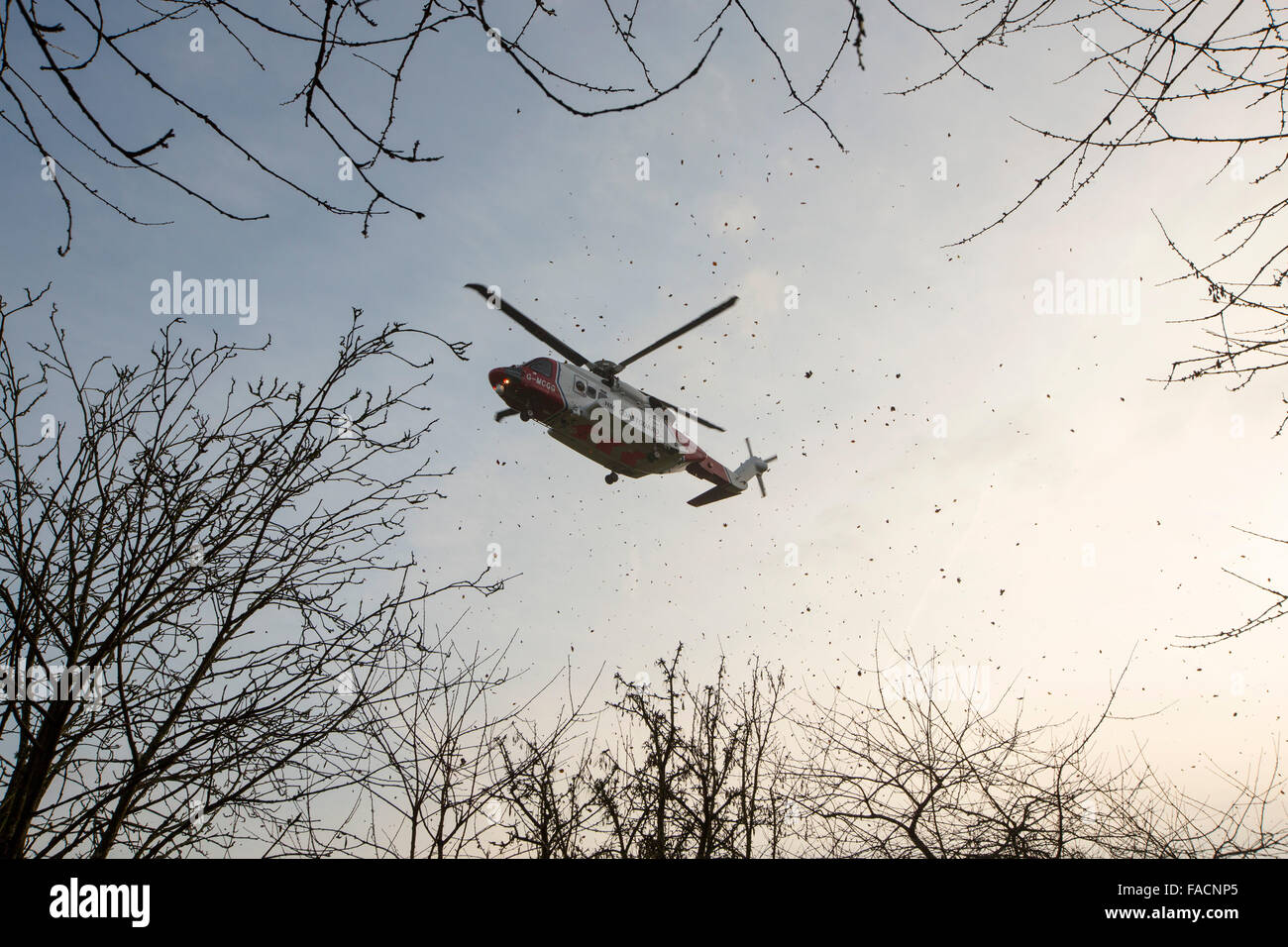 Un Sikorsky S92 elicotteri eseguire azionato da Bristows in atterraggio a Carlton Hall a Penrith, Cumbria, nel Regno Unito e foglie di soffiaggio intorno a. Foto Stock
