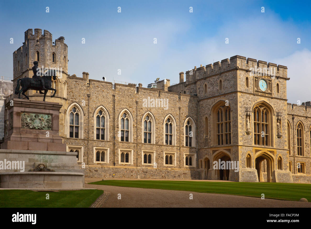 Gli appartamenti di stato e il re Carlo II statua al Castello di Windsor, Berkshire, Inghilterra, Regno Unito Foto Stock