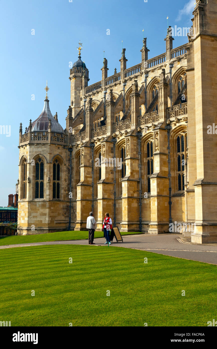 Alla Cappella di San Giorgio e un immacolato prato a strisce al Castello di Windsor, Berkshire, Inghilterra, Regno Unito Foto Stock