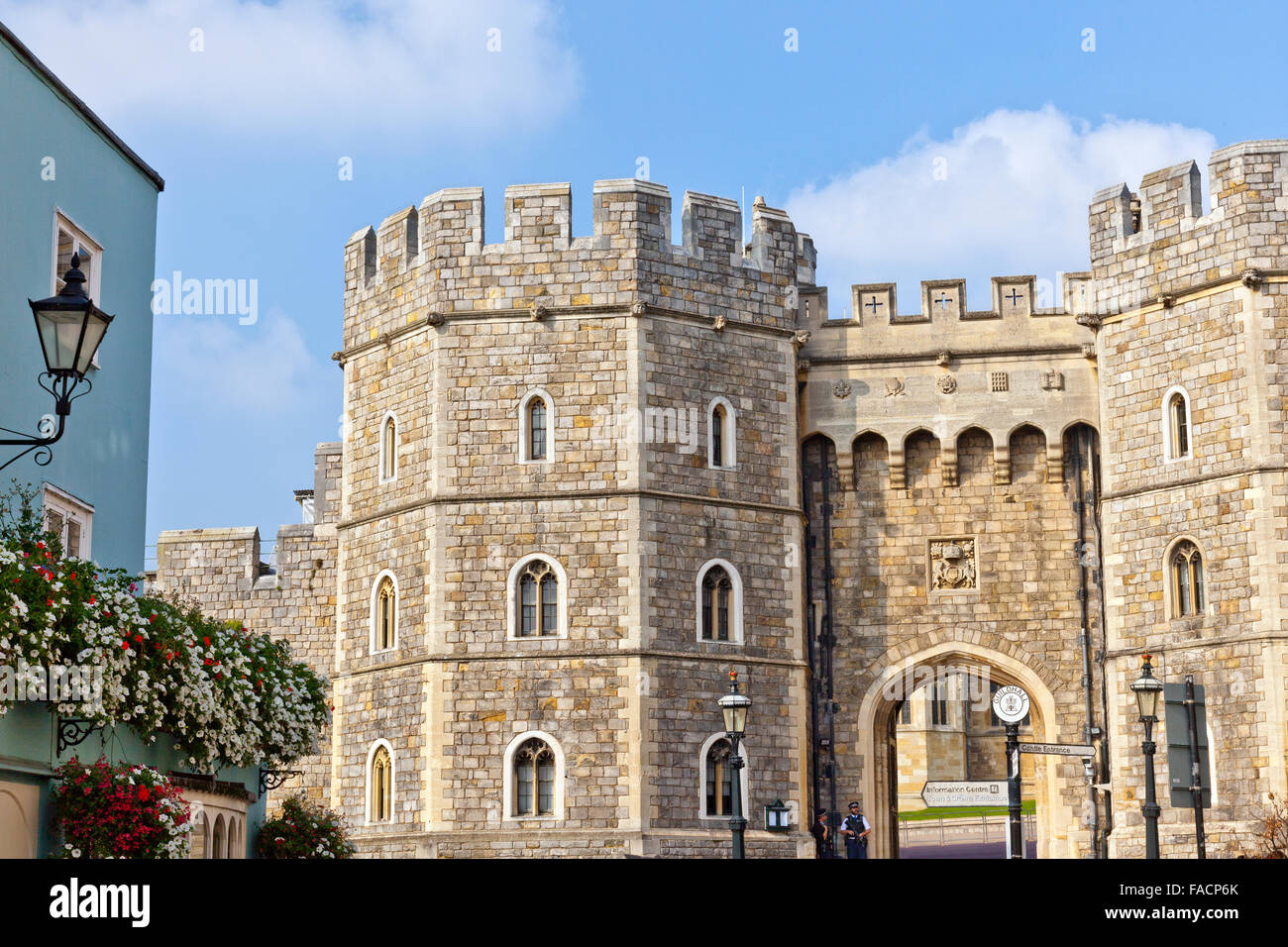 Il Henry VIII gate nel reparto inferiore al Castello di Windsor, Berkshire, Inghilterra, Regno Unito Foto Stock