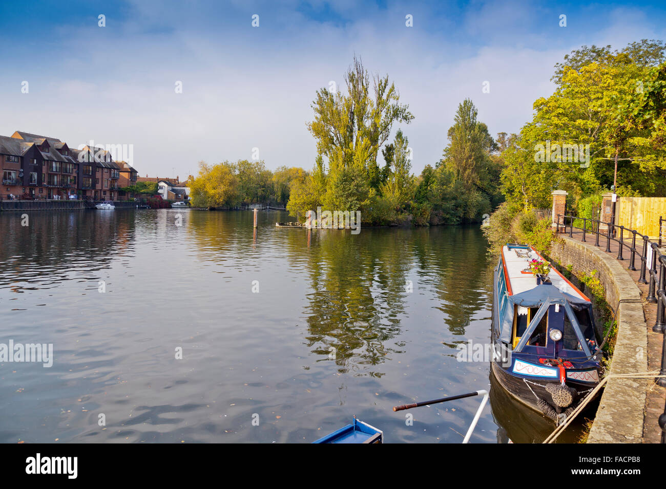 Una chiatta ormeggiata sul Fiume Tamigi a Windsor, Berkshire, Inghilterra, Regno Unito Foto Stock