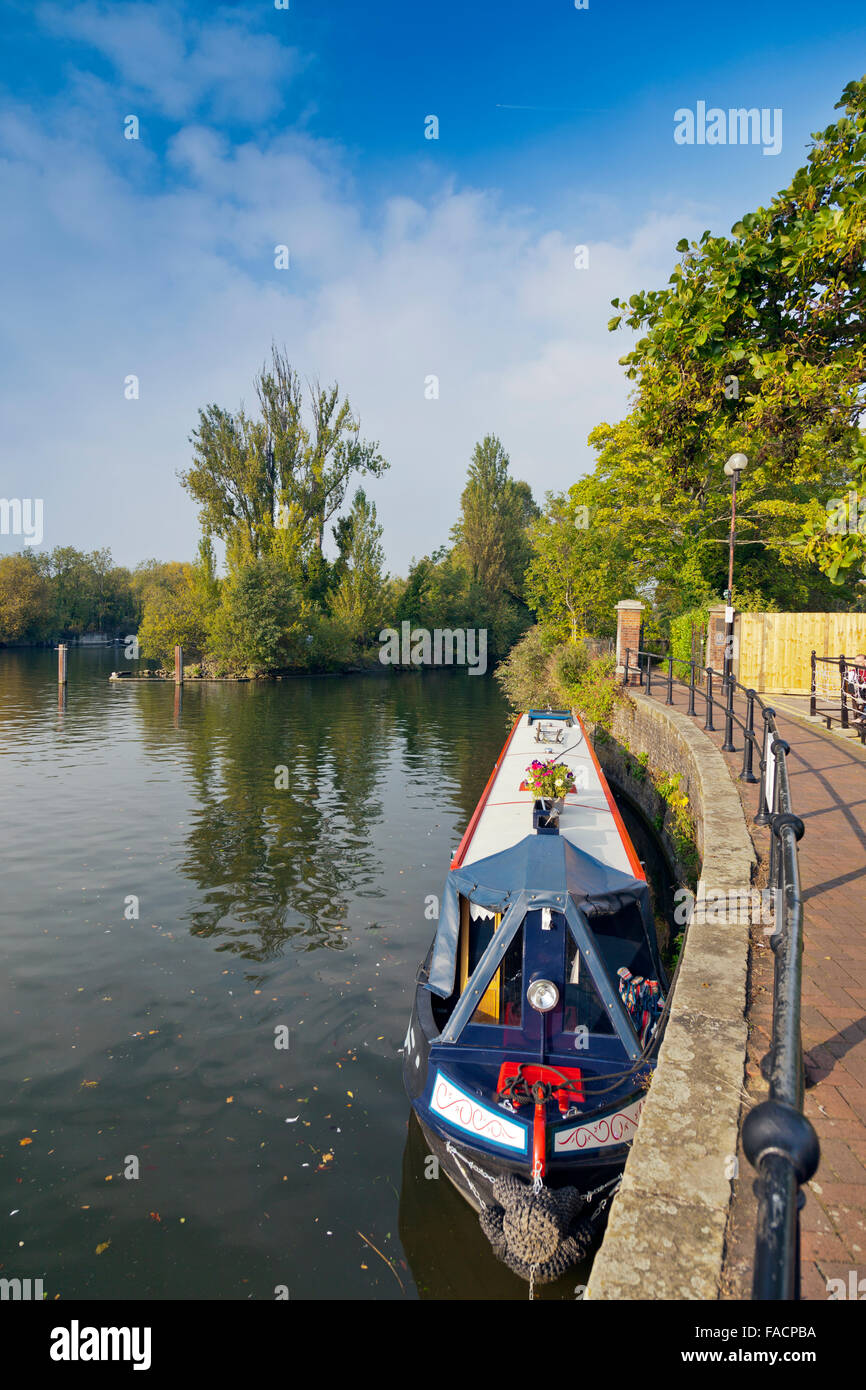 Una chiatta ormeggiata sul Fiume Tamigi a Windsor, Berkshire, Inghilterra, Regno Unito Foto Stock