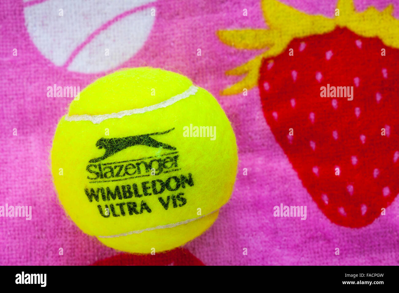Slazenger Wimbledon Tennis palla su Wimbledon Tennis asciugamano Foto Stock