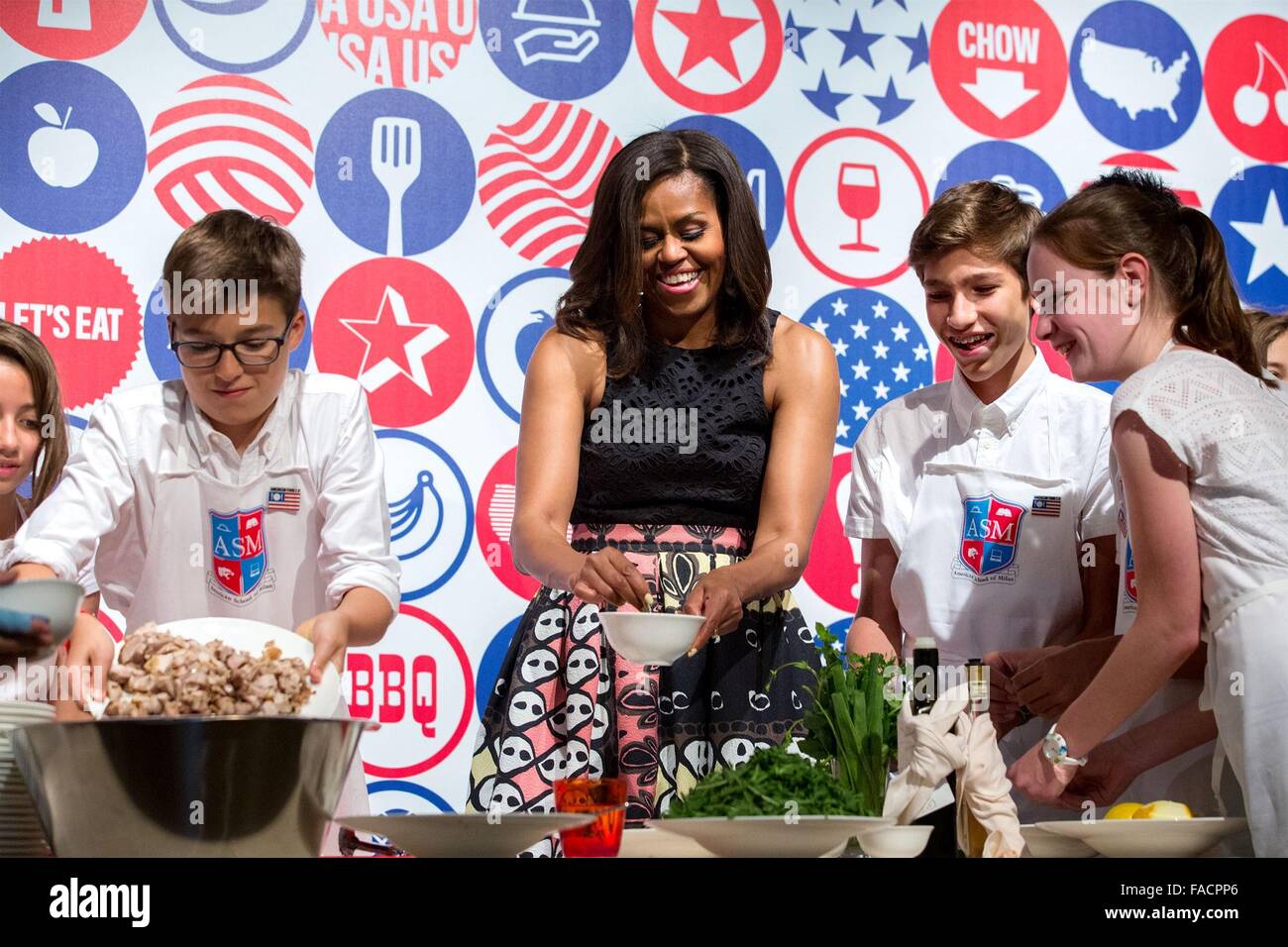 U.S la First Lady Michelle Obama partecipa a un 'Passiamo!' dimostrazione di cottura con italiano e americano gli studenti delle scuole medie a James Beard American Restaurant Giugno 18, 2015 a Milano, Italia. Foto Stock