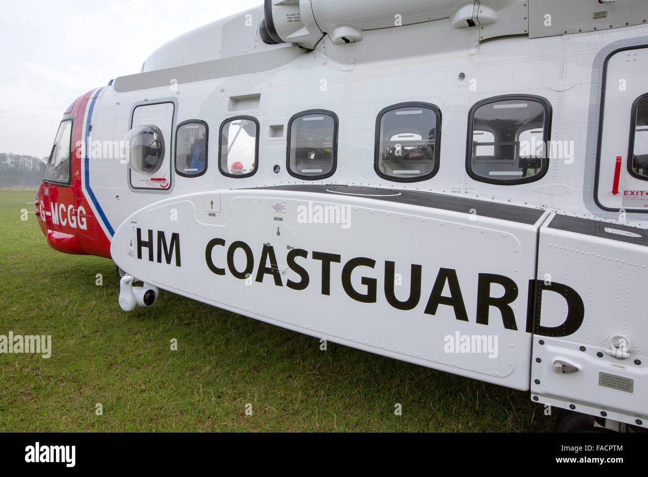 Un Sikorsky S92 elicotteri eseguire azionato da Bristows al Carlton Hall a Penrith, Cumbria, Regno Unito al treno con Lake District mountain rescue i membri del team. Foto Stock