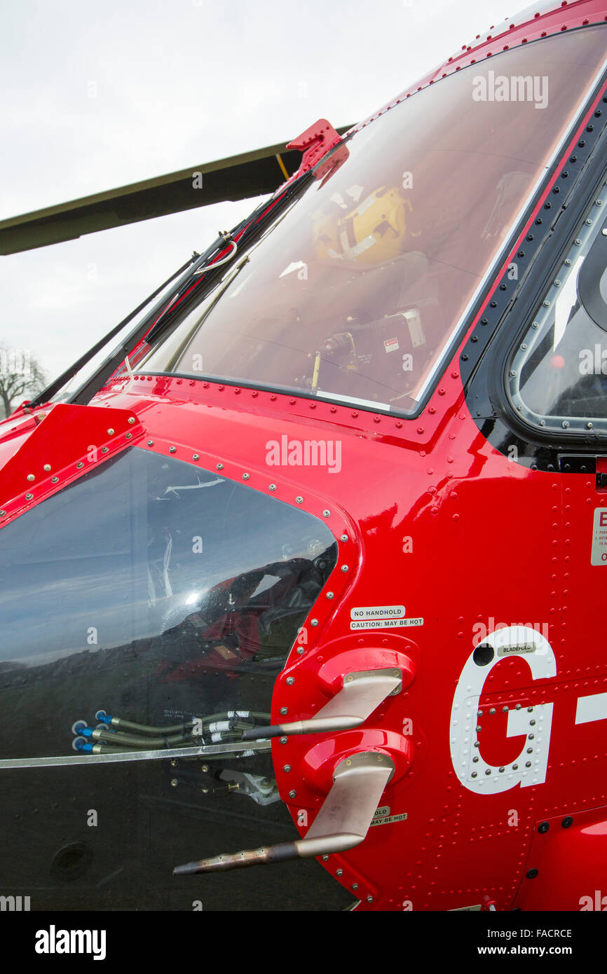 Un Sikorsky S92 elicotteri eseguire azionato da Bristows al Carlton Hall a Penrith, Cumbria, Regno Unito al treno con Lake District mountain rescue i membri del team. Foto Stock