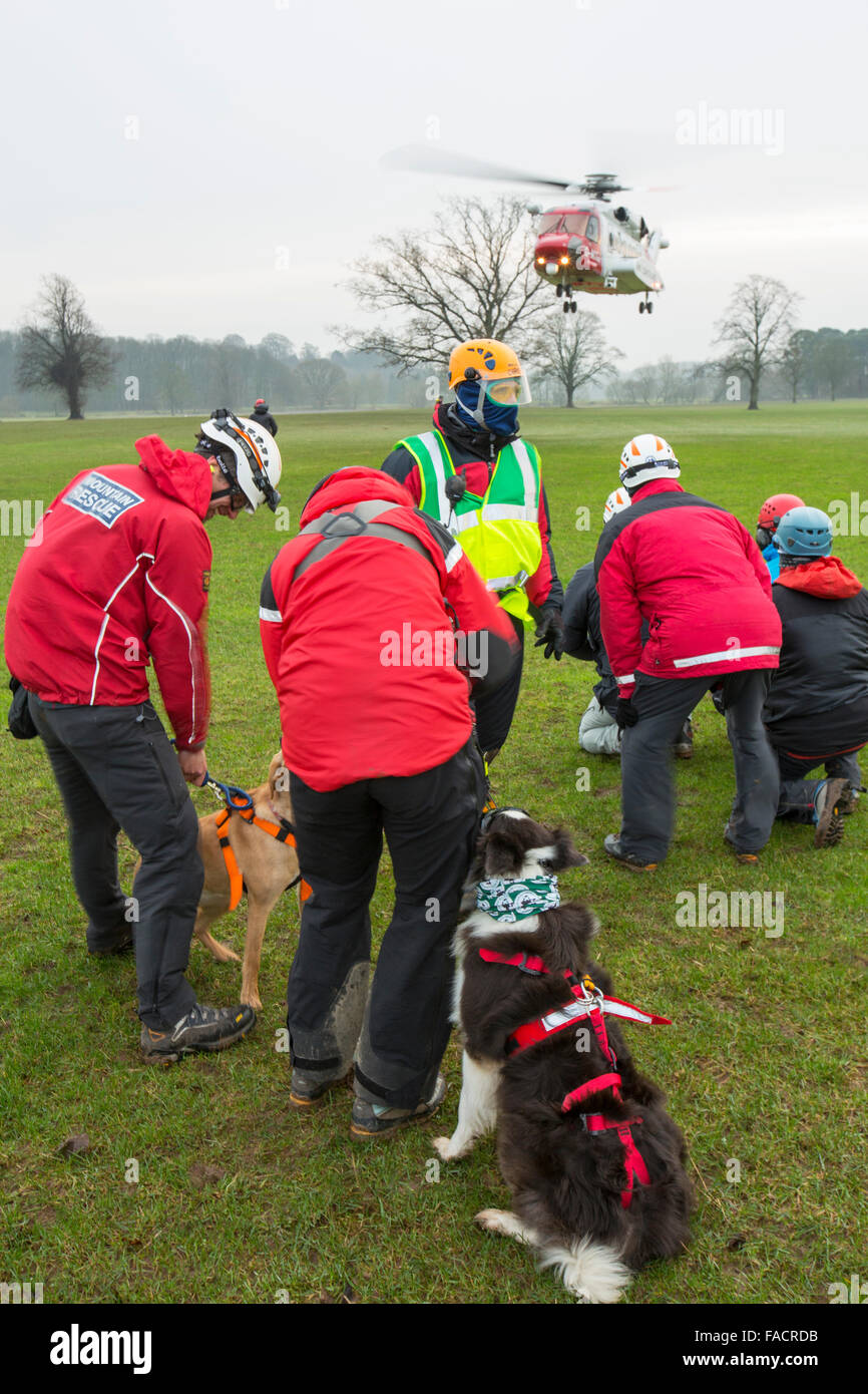 Un Sikorsky S92 elicotteri eseguire azionato da Bristows al Carlton Hall a Penrith, Cumbria, Regno Unito al treno con Lake District mountain rescue i membri del team. Foto Stock