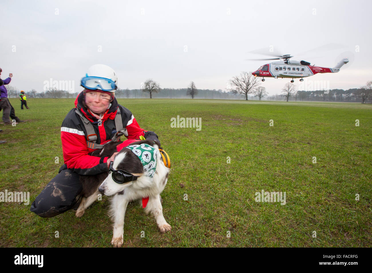 Un Sikorsky S92 elicotteri eseguire azionato da Bristows al Carlton Hall a Penrith, Cumbria, Regno Unito al treno con Lake District mountain rescue i membri del team, con una sarda, di ricerca e di salvataggio associazione cane, cane di ricerca, indossare occhiali di protezione e dispositivi di protezione dell'udito. Foto Stock