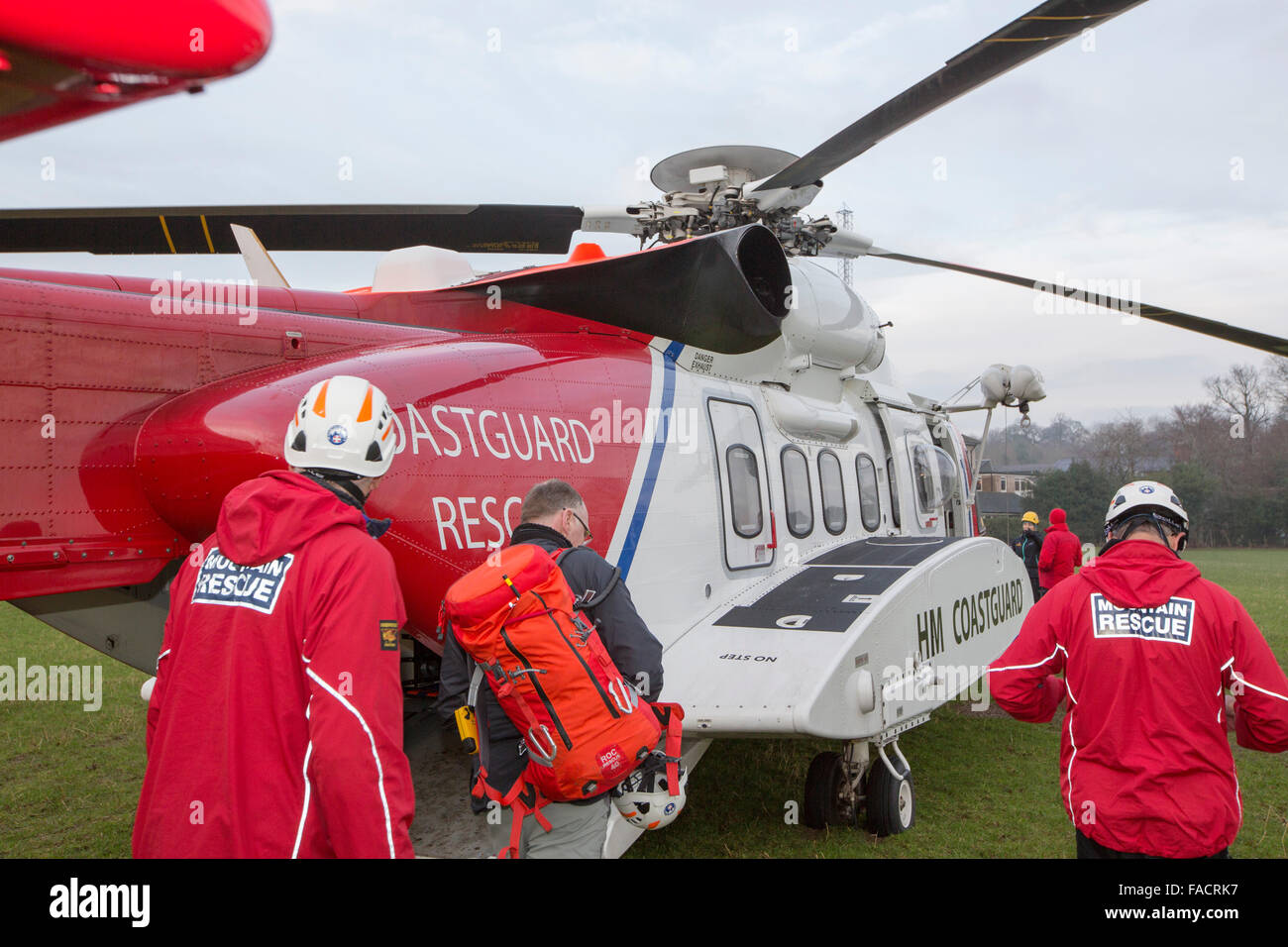 Un Sikorsky S92 elicotteri eseguire azionato da Bristows al Carlton Hall a Penrith, Cumbria, Regno Unito al treno con Lake District mountain rescue i membri del team. Foto Stock