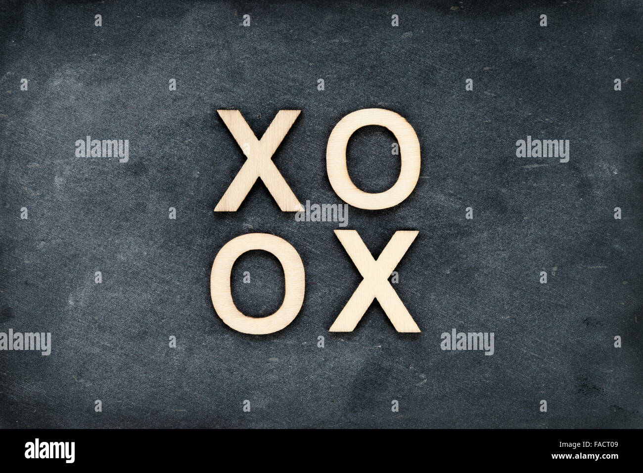 Lavagna Vintage con testo XOXO (Baci & Abbracci) creato in legno lettere, il concetto di amore Foto Stock