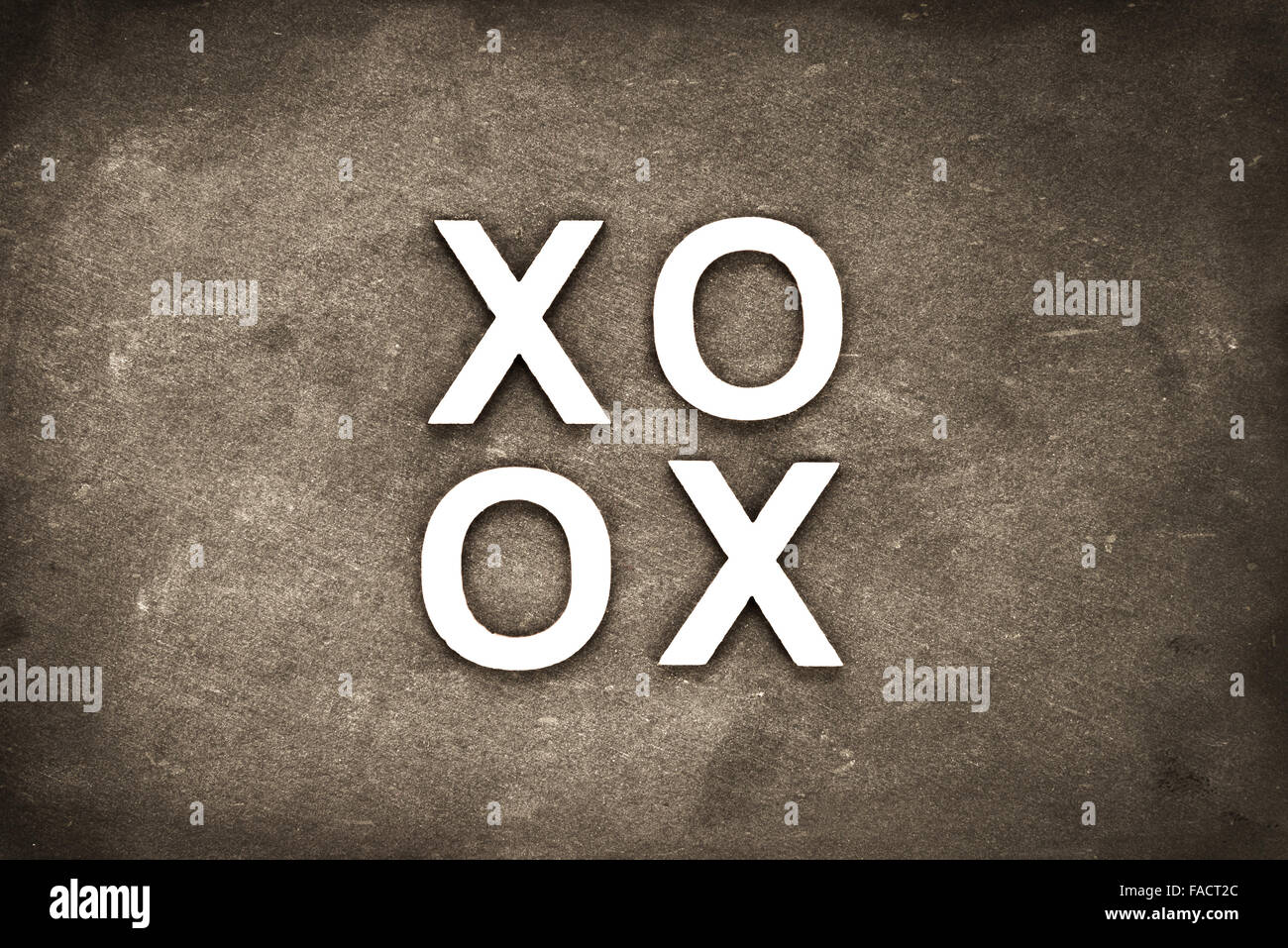 Lavagna Vintage con testo XOXO (Baci & Abbracci) creato in legno lettere, retro filtro applicato, il concetto di amore Foto Stock
