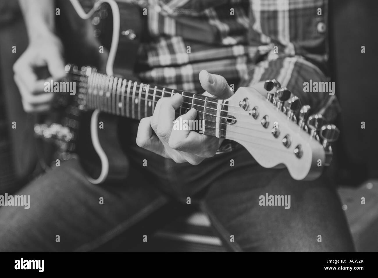 Vista ravvicinata delle mani dell'uomo suonare la chitarra elettrica. Foto Stock