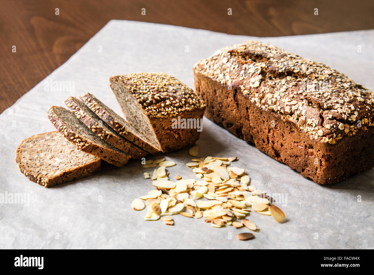 Il pane fatto in casa con polpettine e fette con semi di girasole , Sesamo e semi di zucca Foto Stock