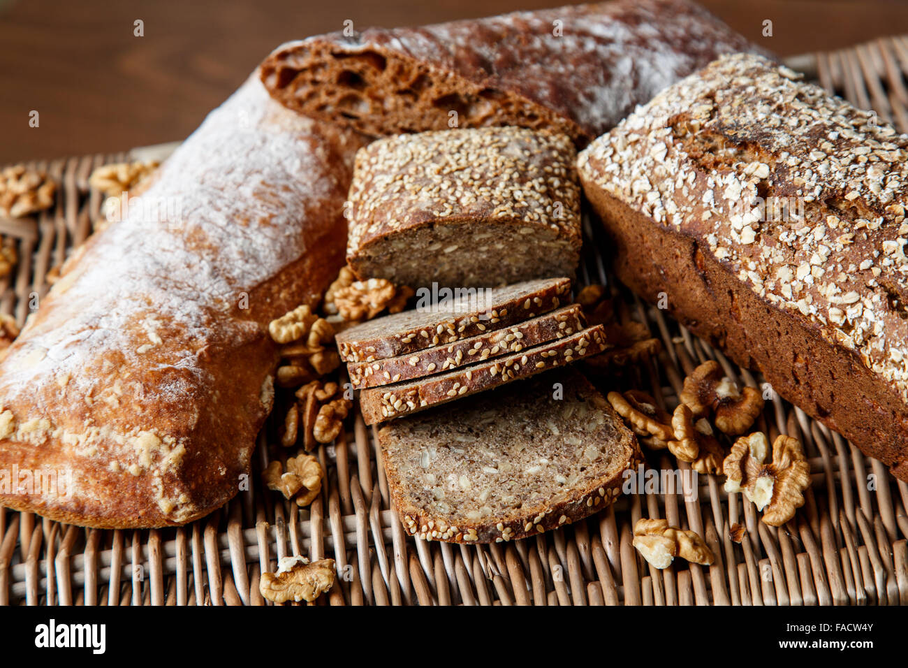 Il pane fatto in casa con polpettine e fette con semi di girasole , Sesamo e semi di zucca Foto Stock