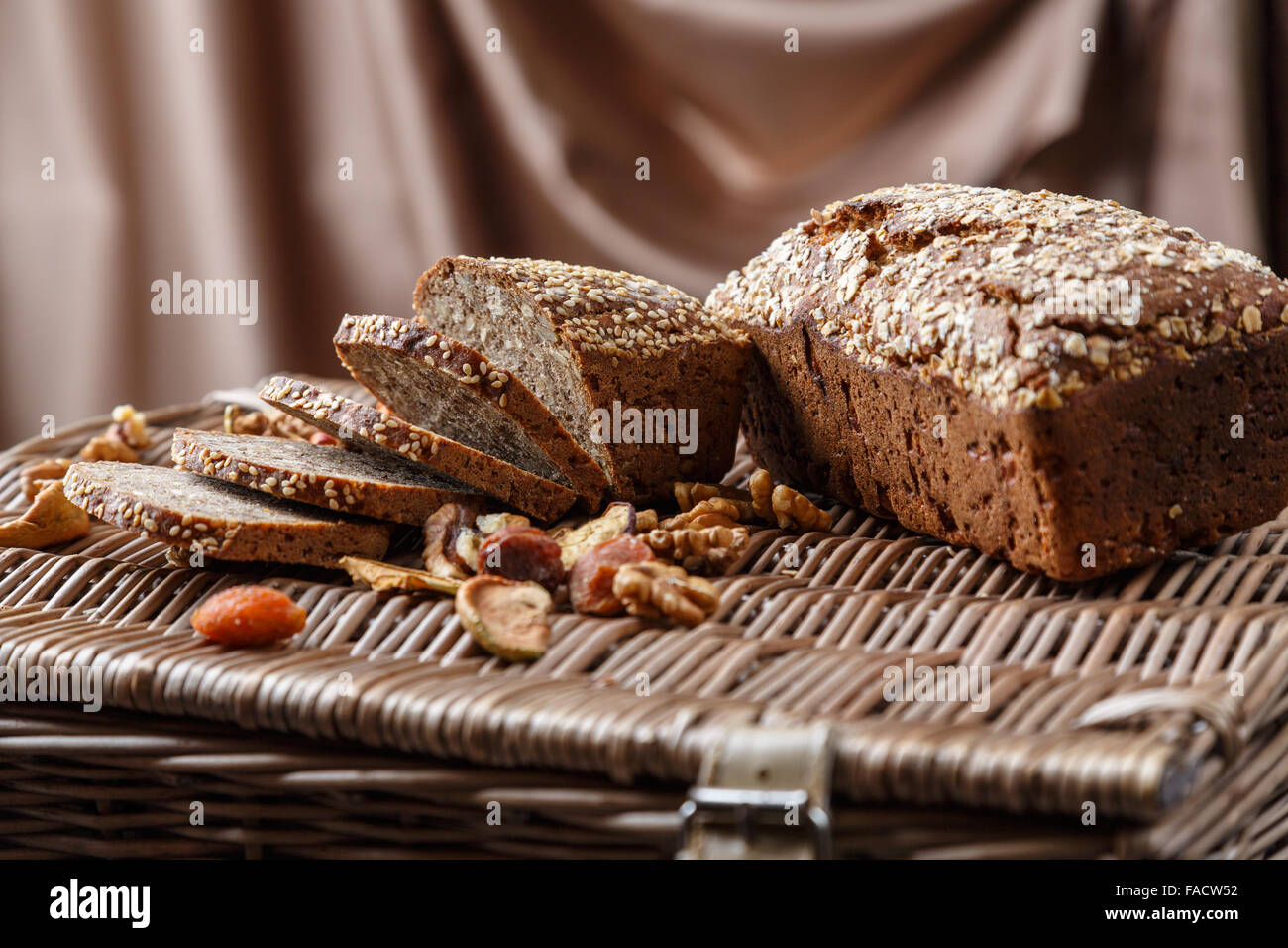 Il pane fatto in casa con polpettine e fette con semi di girasole , Sesamo e semi di zucca Foto Stock
