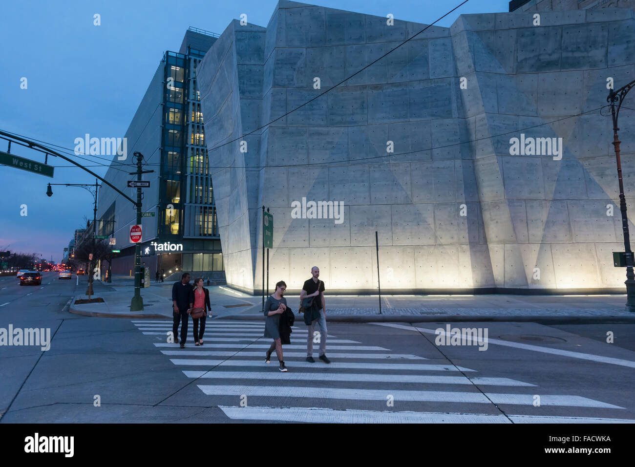 Progettato da Dattner Architcts WXY e la recente apertura del New York City Dipartimento di Igiene sale sparso è visto su West Street, giovedì 24 dicembre 2015. Il bit di architettura cubista in New York finora non è stato messo in uso come record di temperature calde sono arrivati a New York appena in tempo per Natale. (© Richard B. Levine) Foto Stock