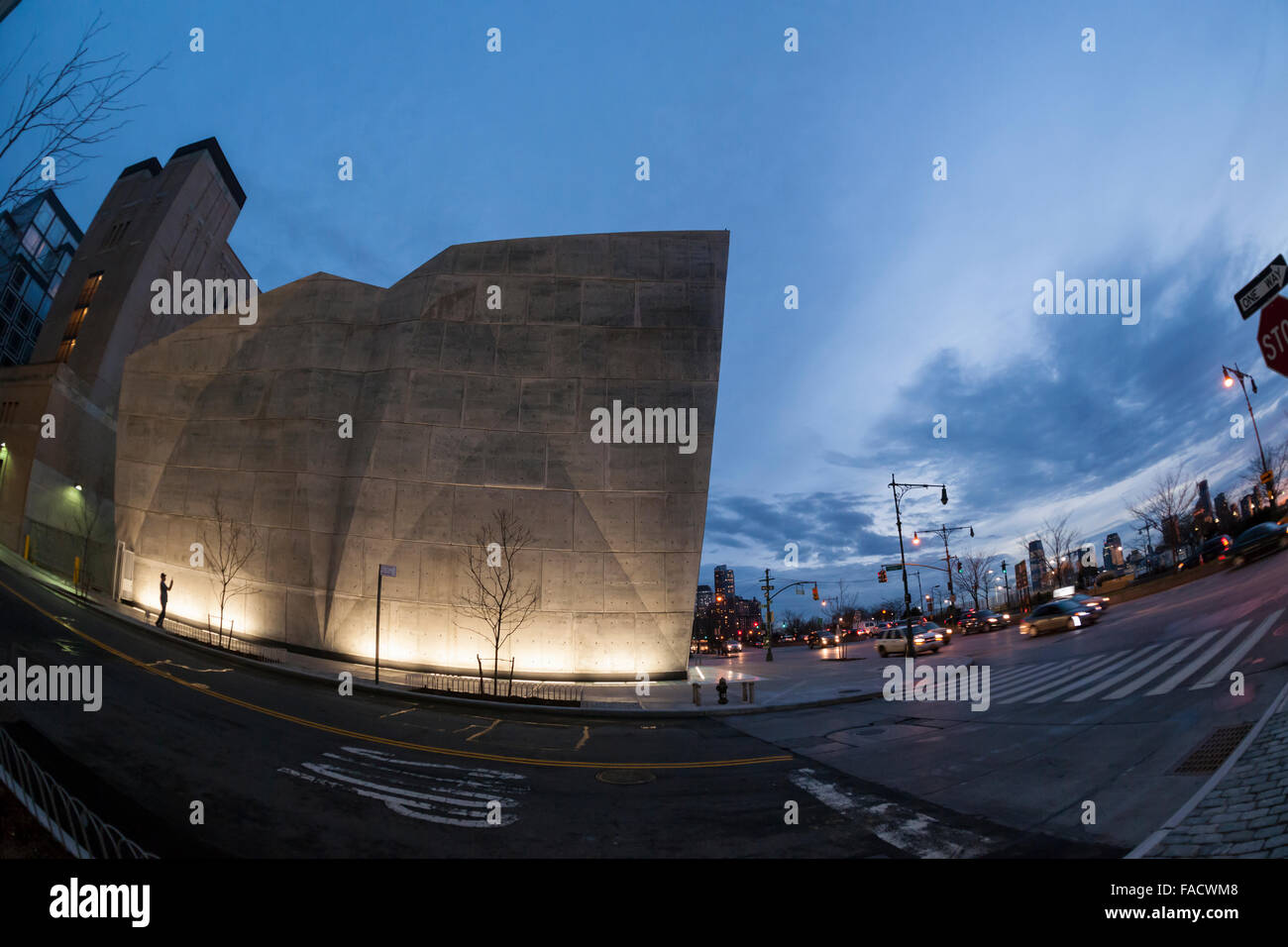 Progettato da Dattner Architcts WXY e la recente apertura del New York City Dipartimento di Igiene sale sparso è visto su West Street, giovedì 24 dicembre 2015. Il bit di architettura cubista in New York finora non è stato messo in uso come record di temperature calde sono arrivati a New York appena in tempo per Natale. (© Richard B. Levine) Foto Stock