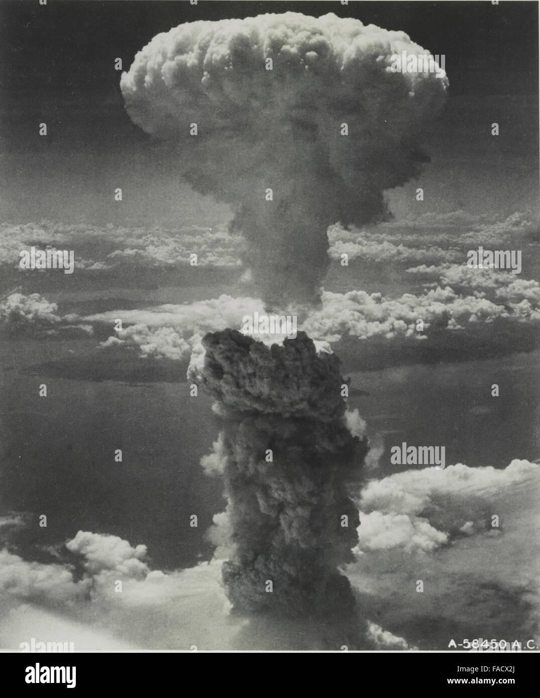 A Nagasaki, in Giappone sotto la bomba atomica attack 9 agosto 1945. Bomba atomica nube a fungo su Nagasaki. Credito: la Biblioteca del Congresso/Stati Uniti. Esercito Forze dell'aria. Foto Stock