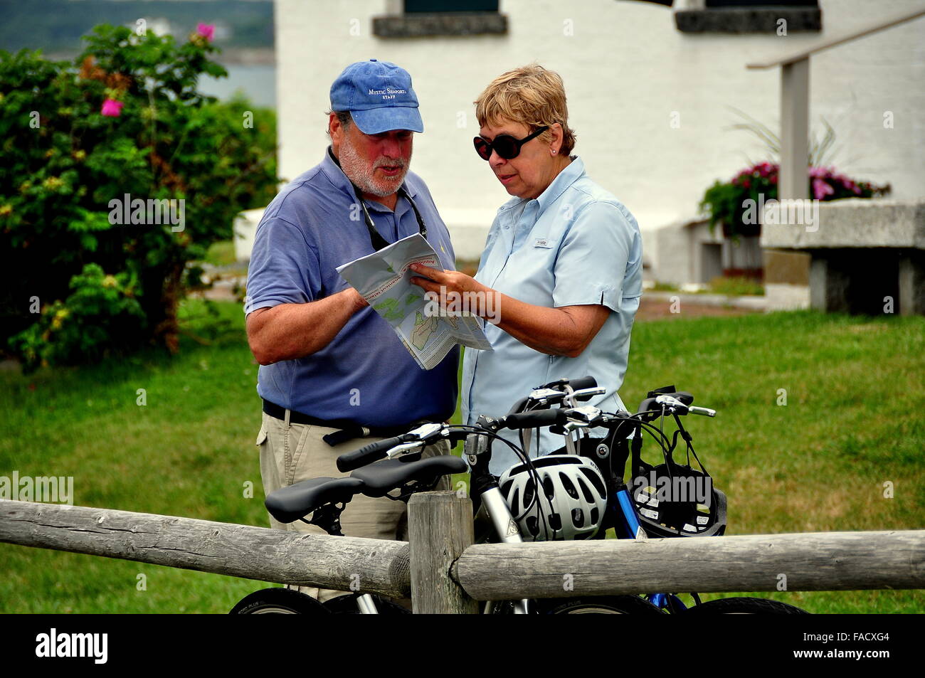 Jamestown, Rhode Island: l uomo e la donna accanto a loro le biciclette parcheggiate studiare una road map a coda di castoro 1856 Light House parco dello stato Foto Stock