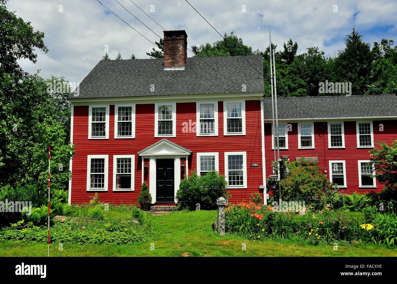 Centro Jaffrey, NH: Classic New England c. 1784 Telaio in legno casa coloniale con giardino estivo * Foto Stock