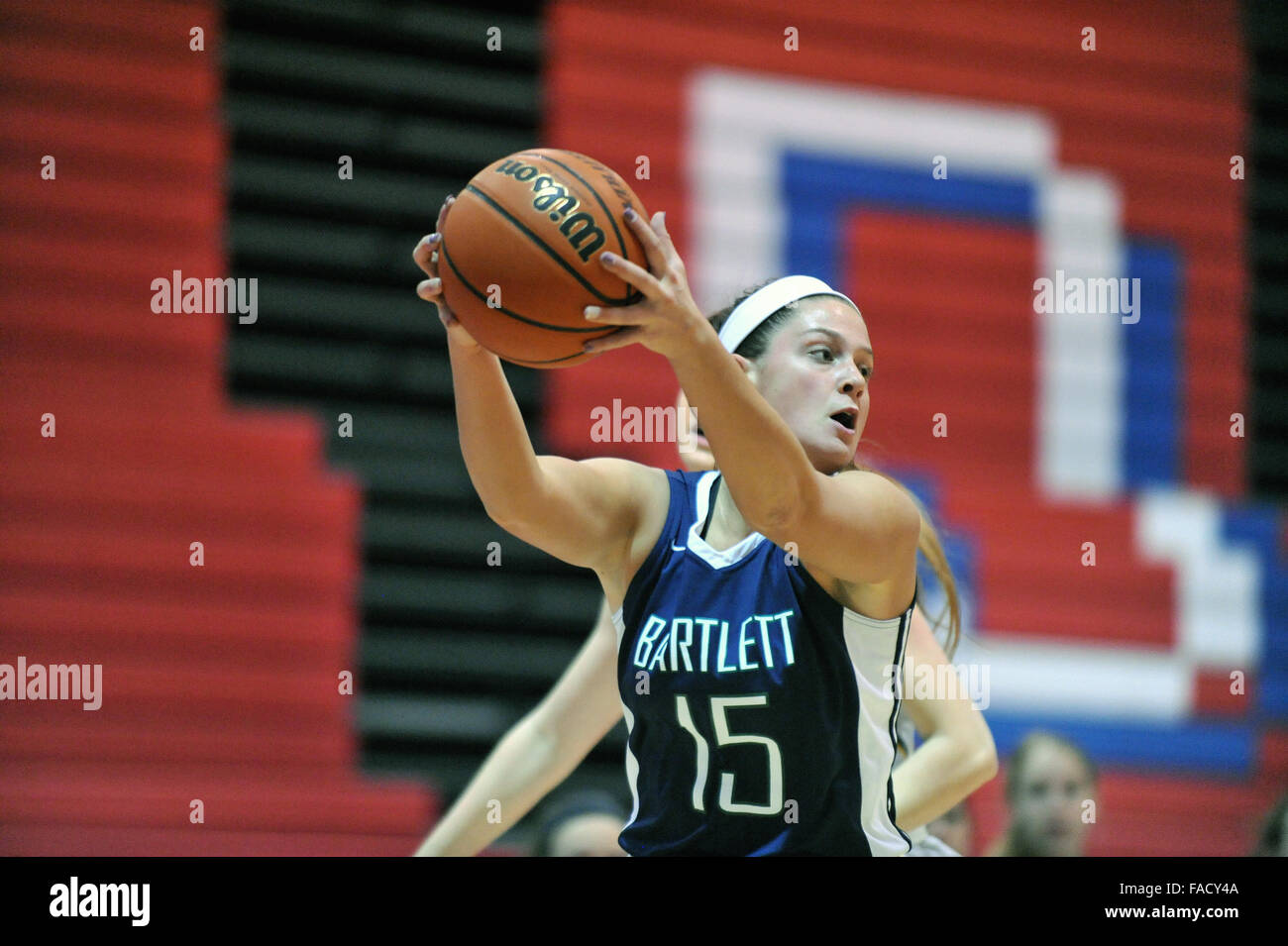 Durante una piena giurisdizione premere un giocatore arriva con un fatturato profondo durante una scuola di gioco di basket. Stati Uniti d'America. Foto Stock