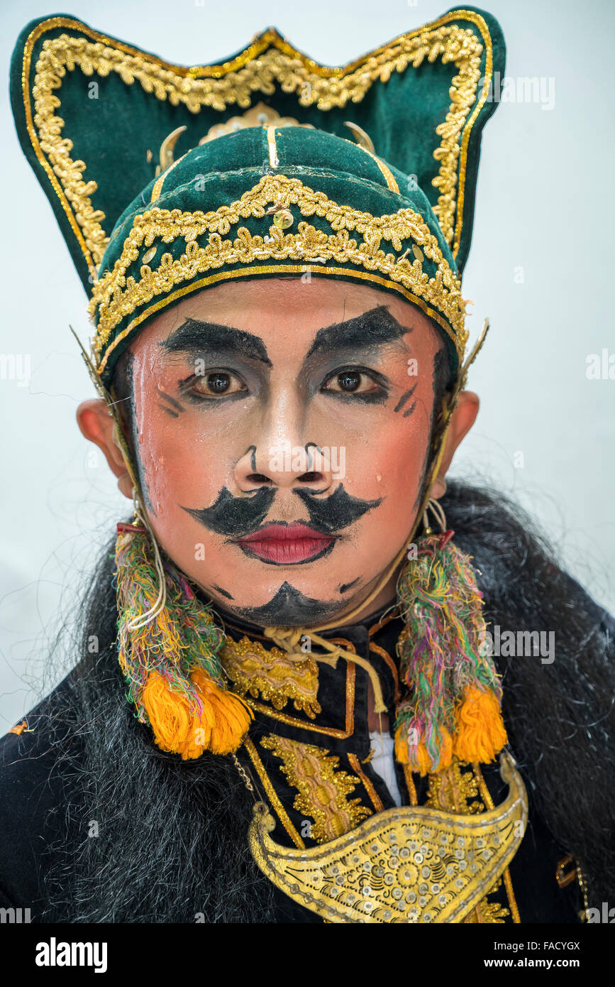 Ritratto di un tradizionale danzatrice presso il Palazzo del Sultano / Kraton, Yogyakarta, Java, Indonesia, Asia Foto Stock