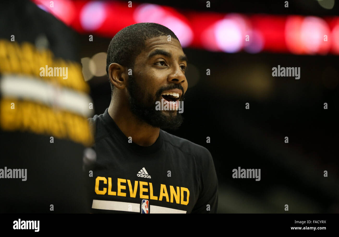 Portland, Oregon, Stati Uniti d'America. 26 dicembre, 2015. KYRIE IRVING (2) si riscalda. Il Portland Trail Blazers ha ospitato il Cleveland Cavaliers presso il Centro Moda su Novembre 28th, 2015. Credito: David Blair/ZUMA filo/Alamy Live News Foto Stock