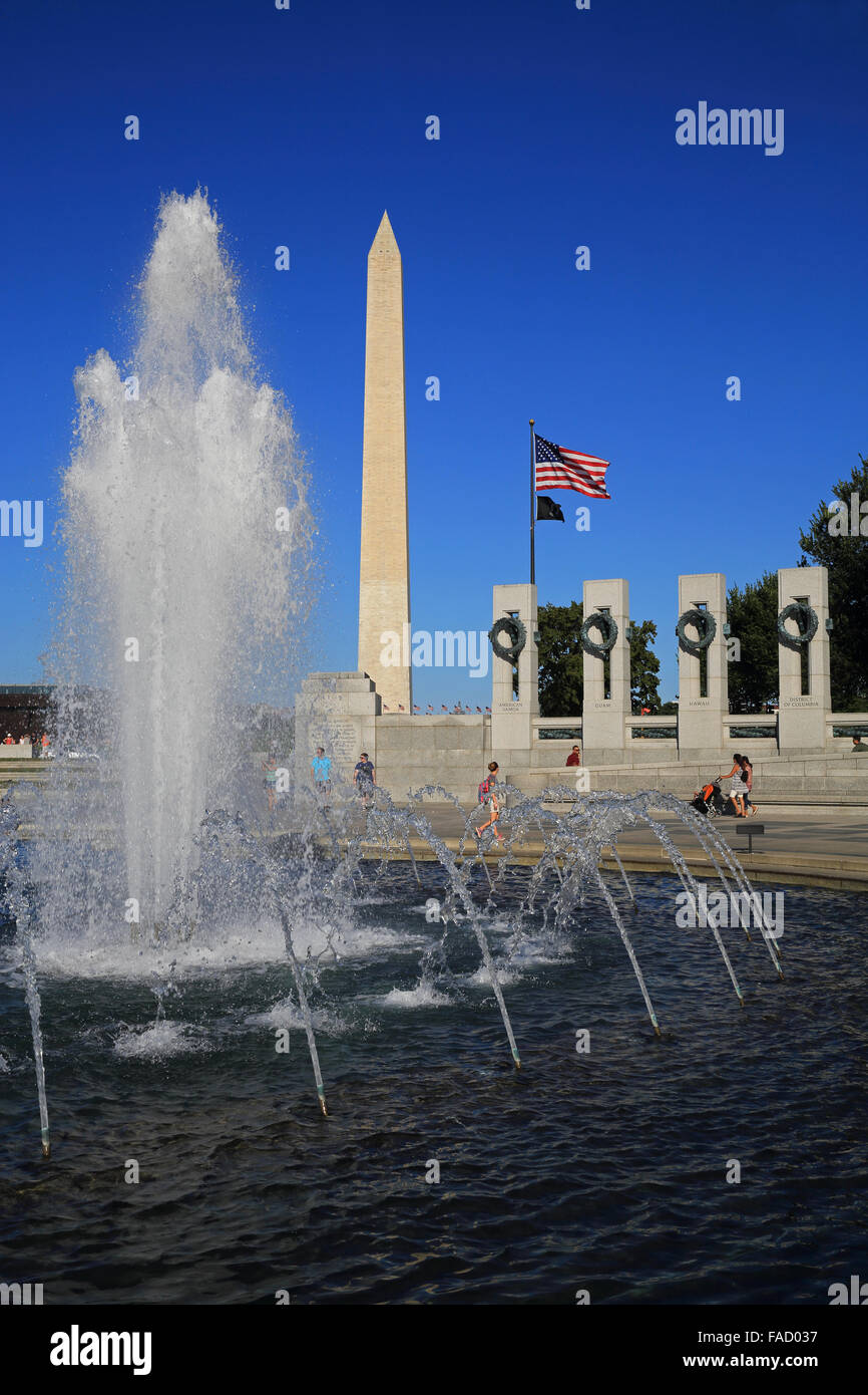 Il Monumento a Washington dal Memoriale della Seconda Guerra Mondiale a Washington DC, Stati Uniti d'America Foto Stock