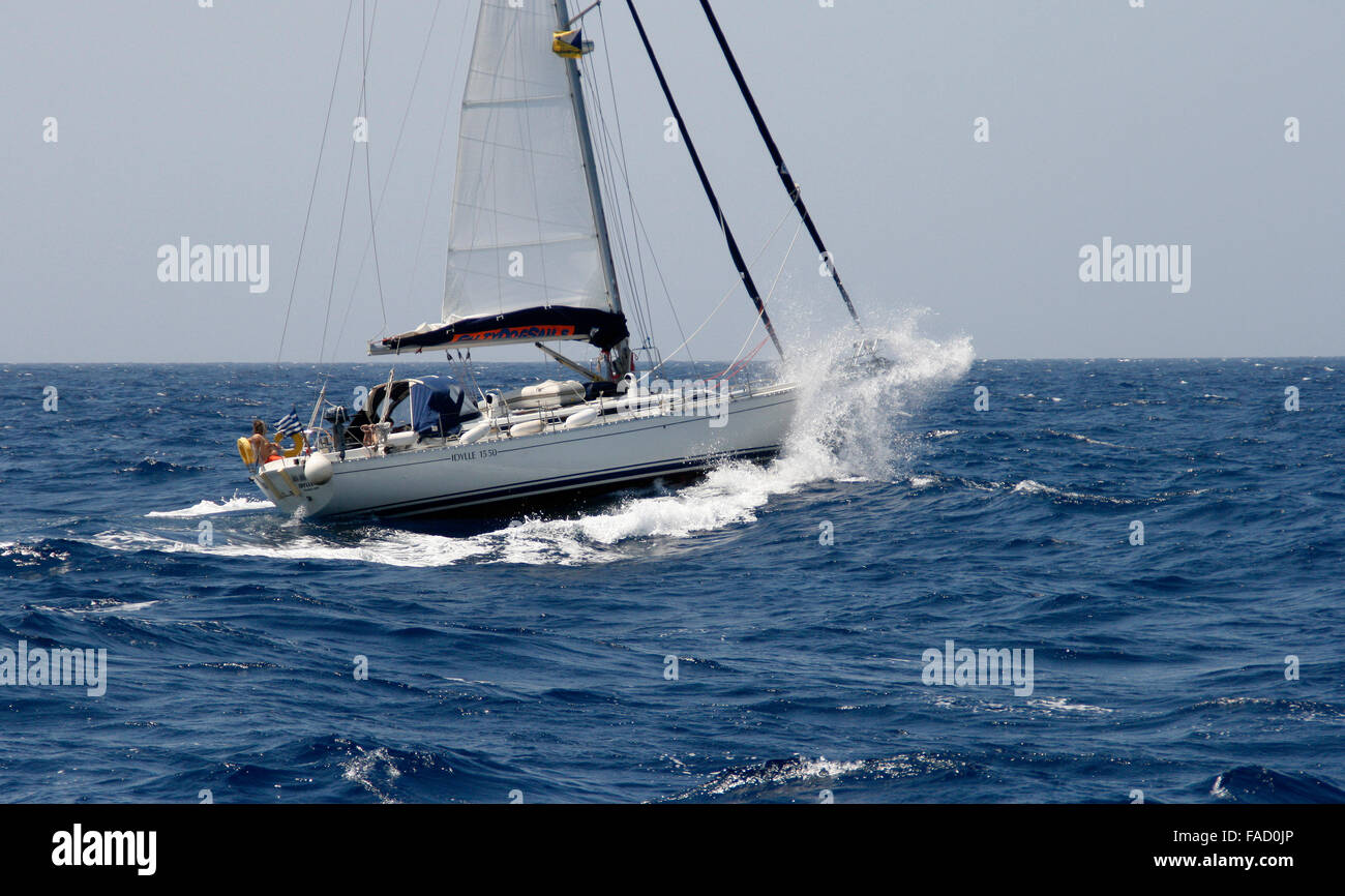 Sailing yacht floating sulle onde del mare Mediterraneo Foto Stock