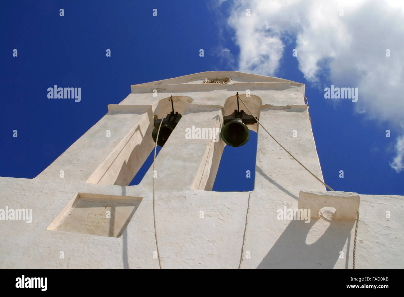 Chiesa tradizionale in Grecia con una campana su un cielo blu Foto Stock