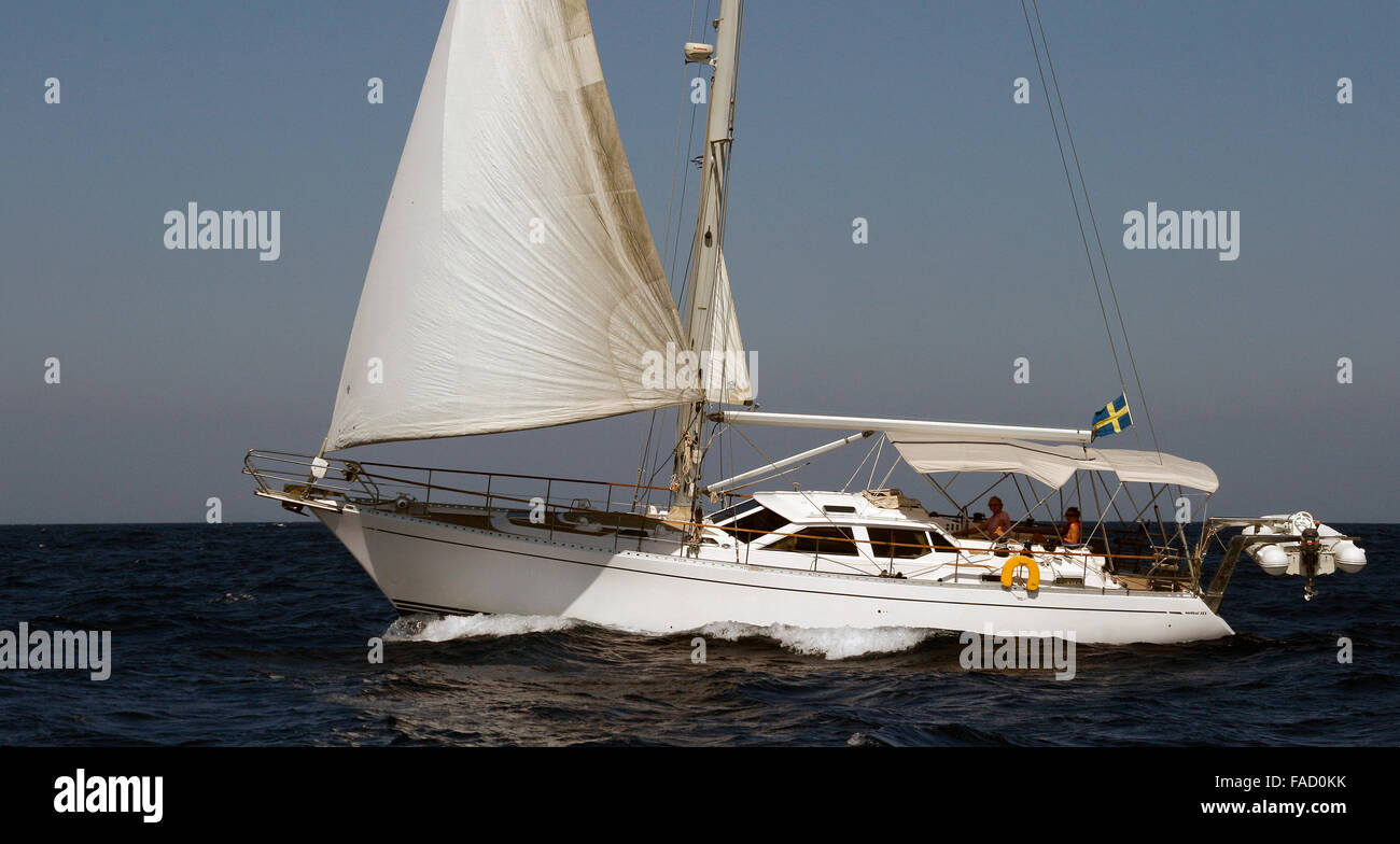 Sailing yacht floating sulle onde del mare Mediterraneo Foto Stock