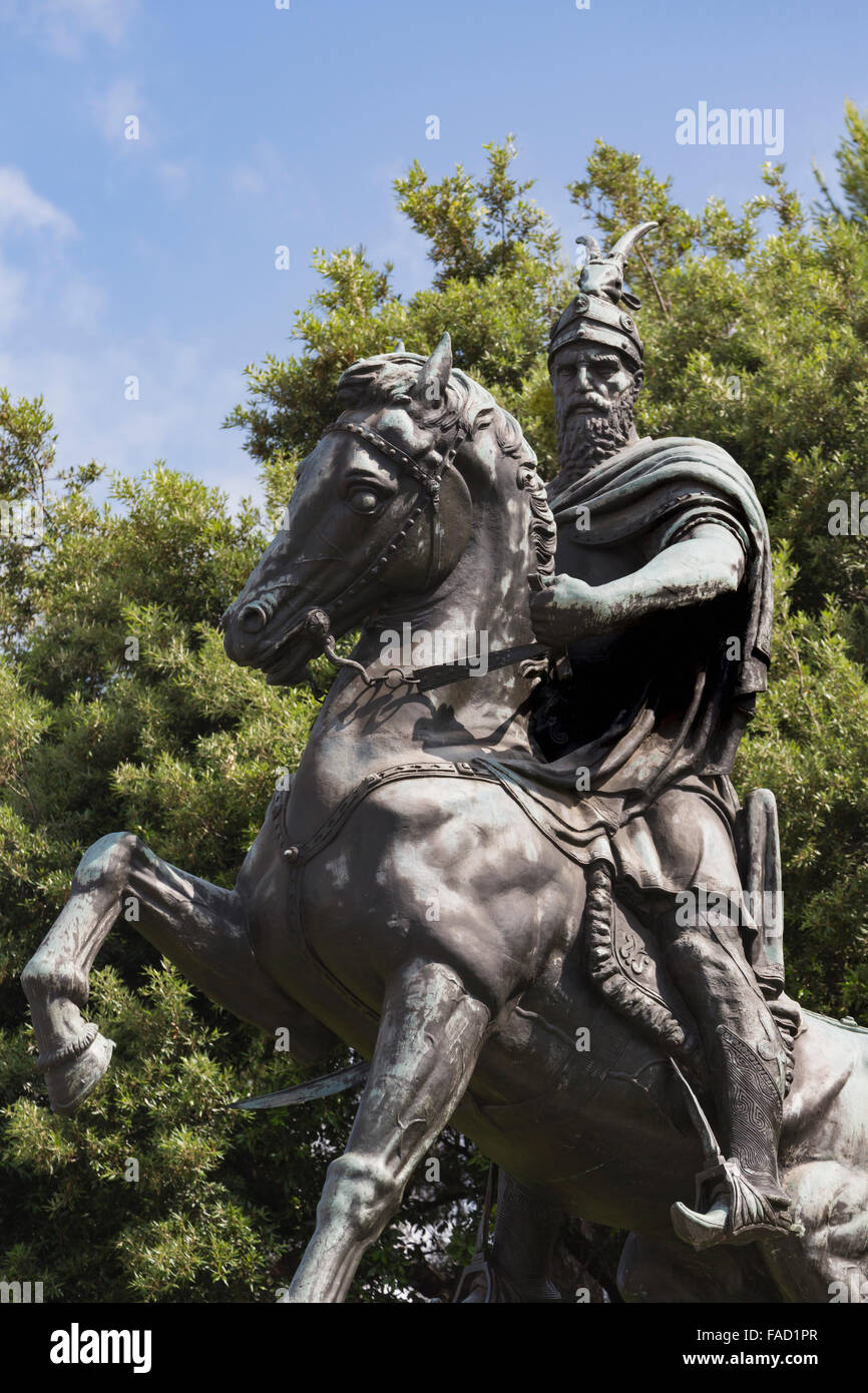 Kruja, Durazzo County, Albania. Monumento a Skanderbeg, nome reale George Castriot, 1405 - 1468. Nazionale Albanese figura Foto Stock