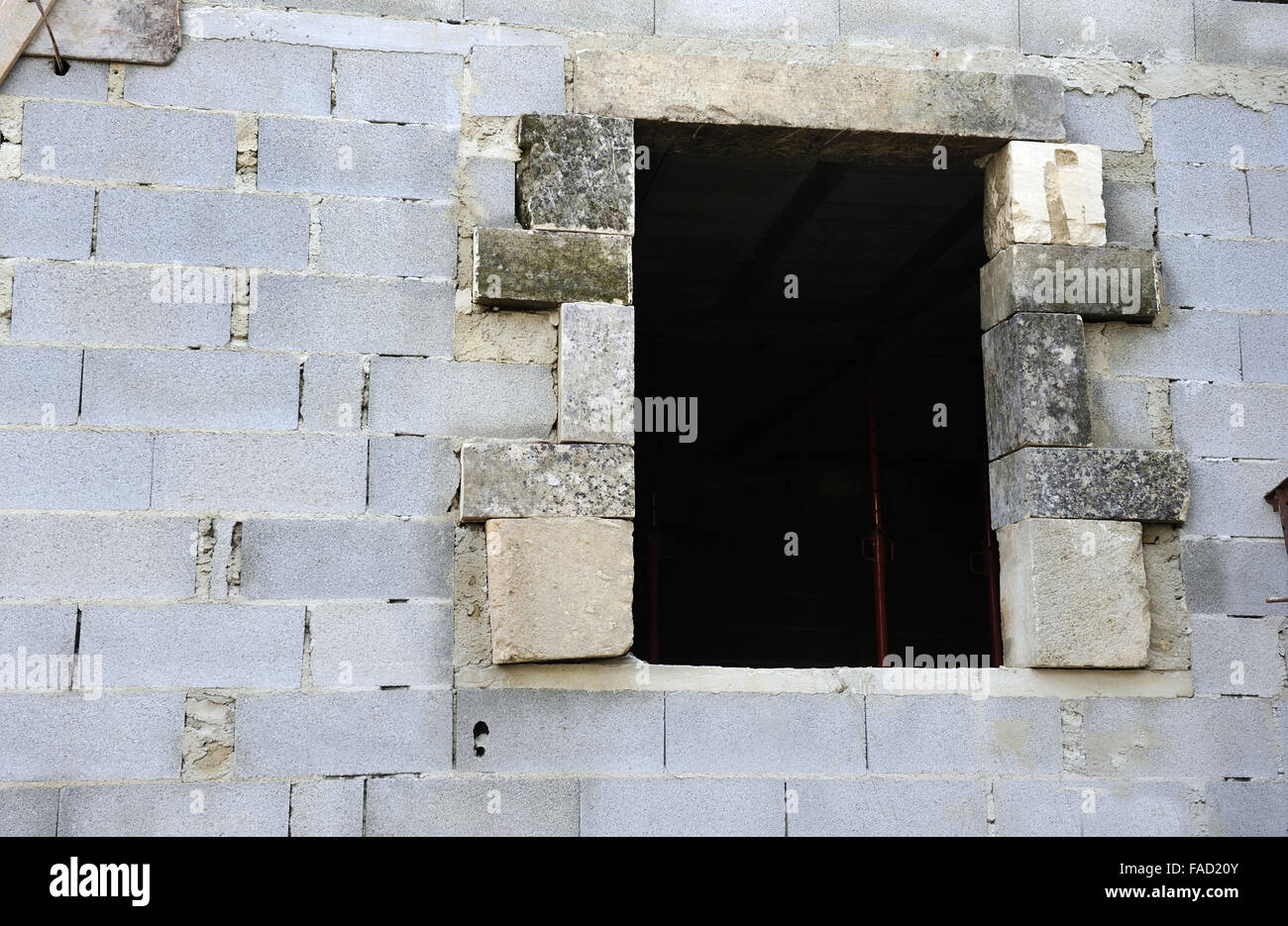 La costruzione del muro di una casa in Francia con le vecchie pietre di roccia Foto Stock