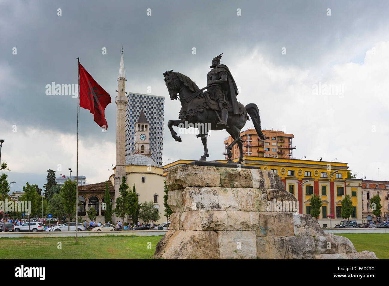 Tirana, Albania. Piazza Skanderbeg con monumento di Skanderbeg, nome reale George Castriot, 1405 - 1468. Albanese bandiera nazionale. Foto Stock