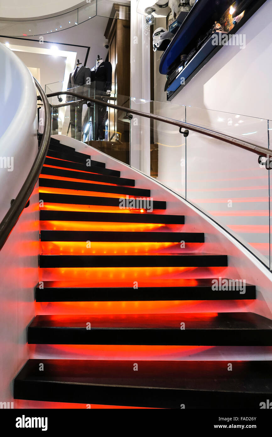 Tommy Hilfiger Flagship Store interno sulla Fifth Avenue, New York Foto Stock