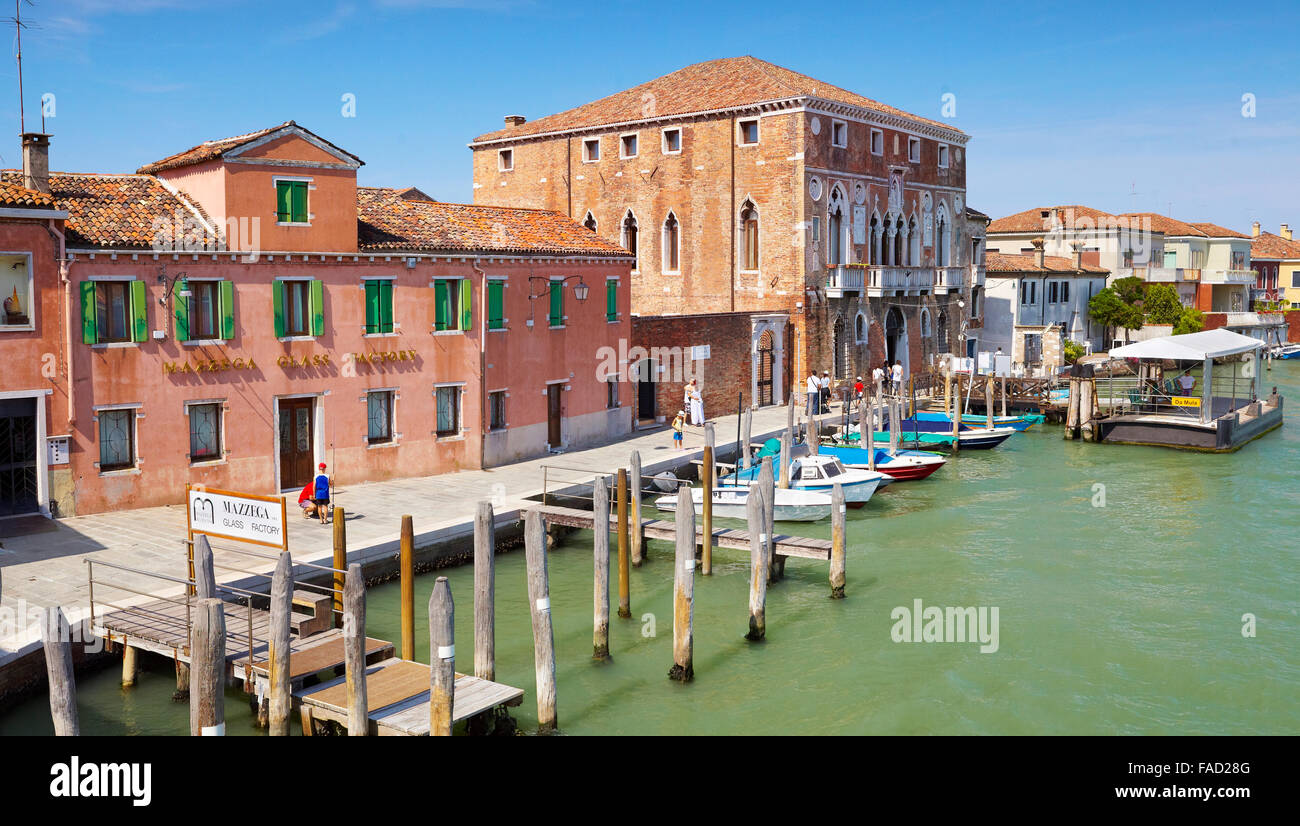 Canal sull isola di Murano, Venezia, Italia Foto Stock