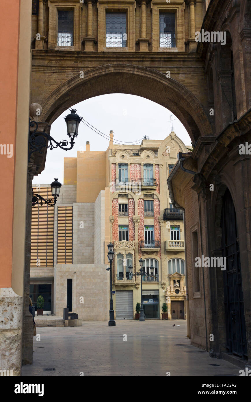 Valencia, Spagna. Una vista attraverso la Plaza de le Almoina e la facciata dell'edificio modernista Casa del Punt de Ganxo. Foto Stock